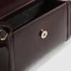 Röd mini-crossbody-väska i lackläder
