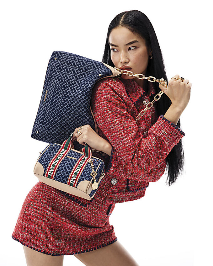 Röd minikjol i bouclé med whipstitch