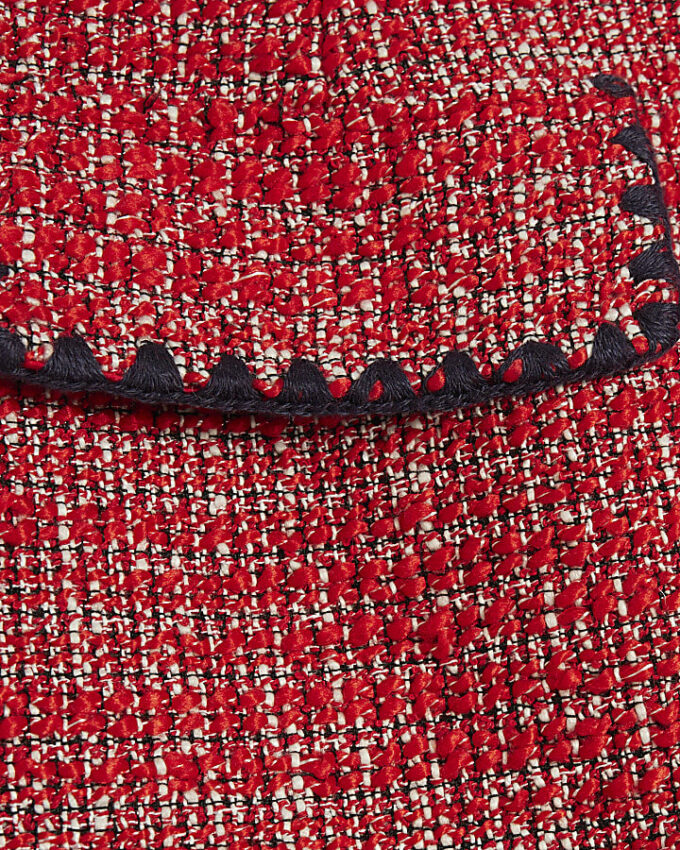 Röd minikjol i bouclé med whipstitch