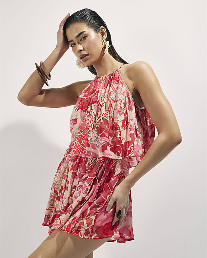 Röd playsuit med blommiga dekorationer