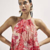 Röd playsuit med blommiga dekorationer