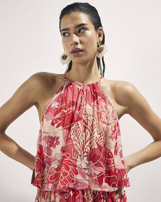 Röd playsuit med blommiga dekorationer