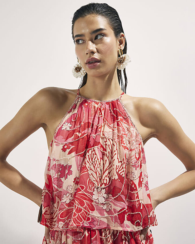Röd playsuit med blommiga dekorationer