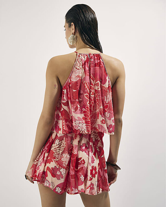 Röd playsuit med blommiga dekorationer