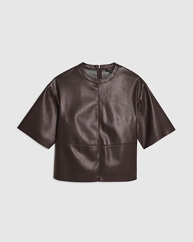 Röd T-shirt med sömdetaljer i imiterat läder