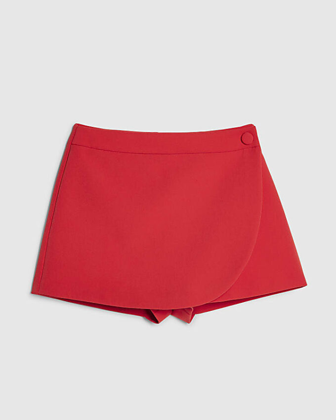Röd wrap-skort med knappdetaljer