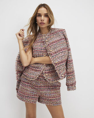 Röda bouclé-shorts med fransad fåll