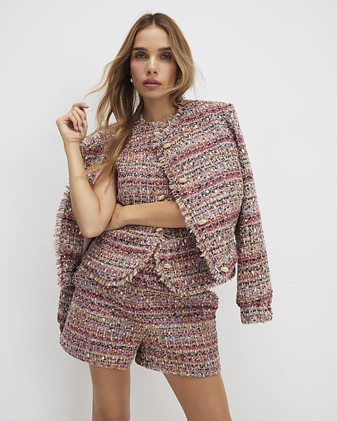 Röda bouclé-shorts med fransad fåll