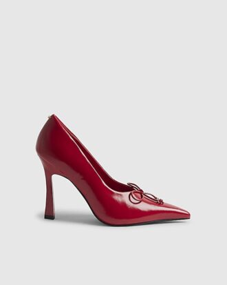 Röda pumps med rosett