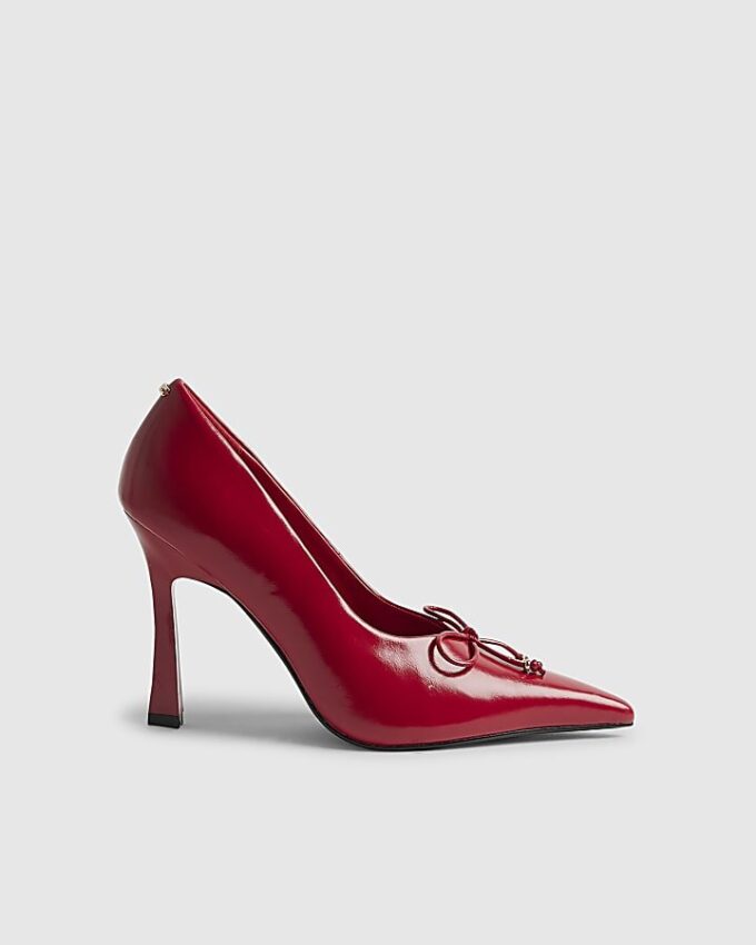 Röda pumps med rosett