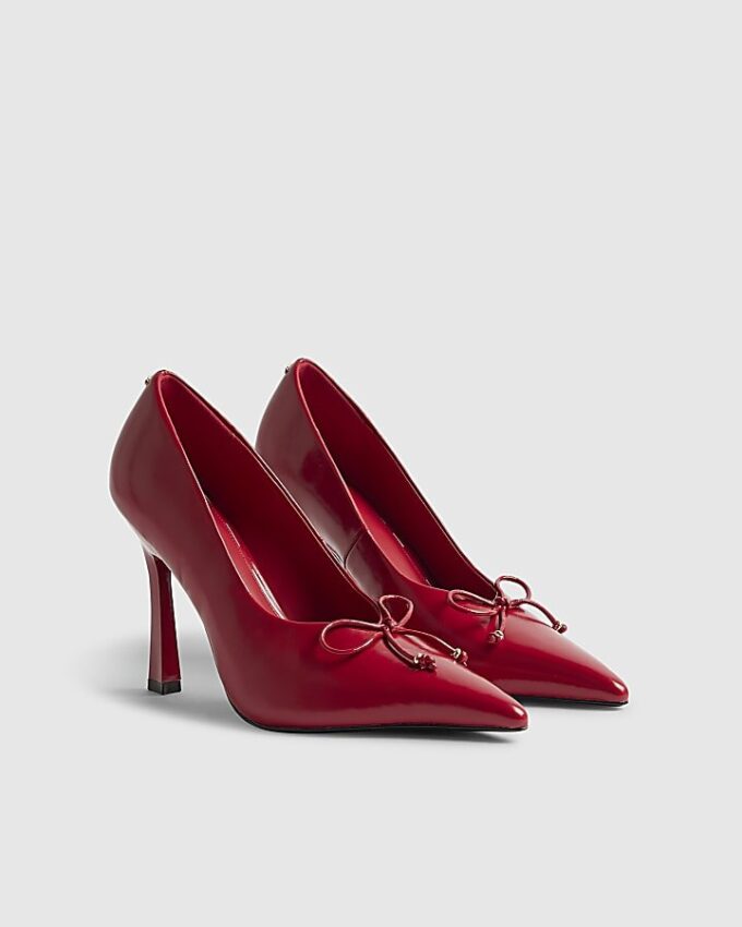Röda pumps med rosett