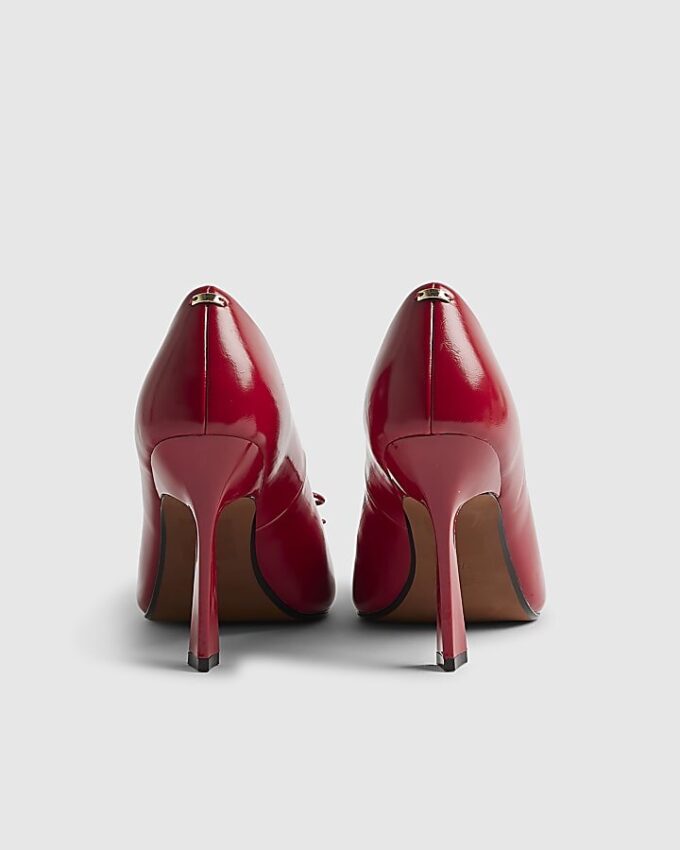 Röda pumps med rosett