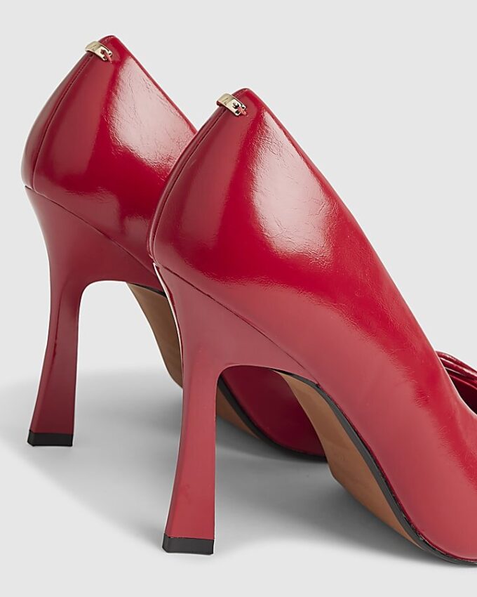 Röda pumps med rosett