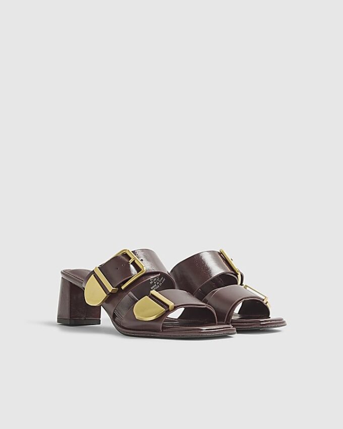 Röda sandaler med dubbla spännen