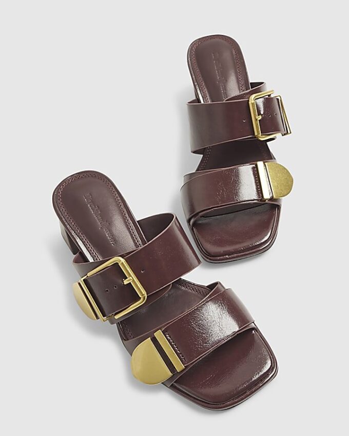 Röda sandaler med dubbla spännen