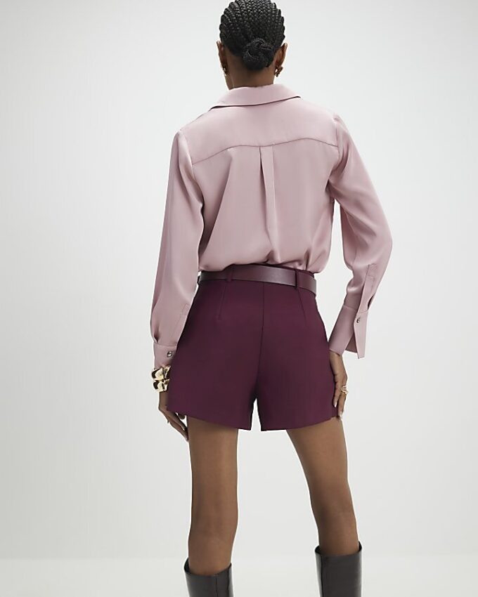 Röda strukturerade shorts med bälte