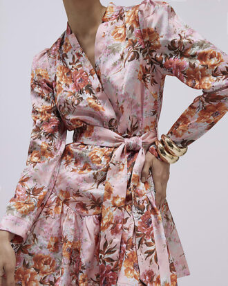 Rosa blommig satinminiklänning med bälte