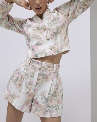 Rosa bouclé-shorts med blommönster