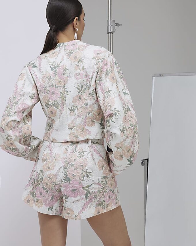 Rosa bouclé-shorts med blommönster