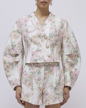 Rosa boucléjacka med blommönster och cocoonärmar