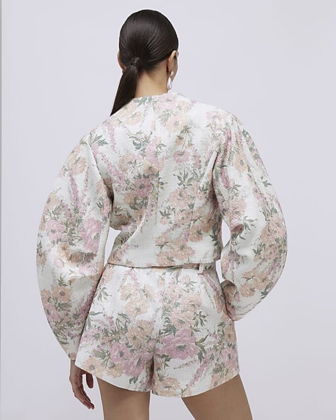 Rosa boucléjacka med blommönster och cocoonärmar