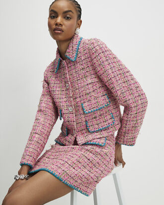 Rosa boucléjacka med whipstitch-sömmar