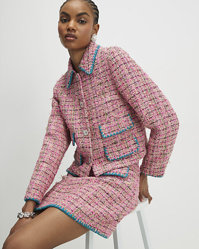 Rosa boucléjacka med whipstitch-sömmar