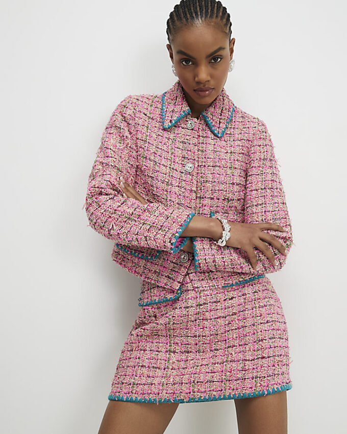 Rosa boucléjacka med whipstitch-sömmar