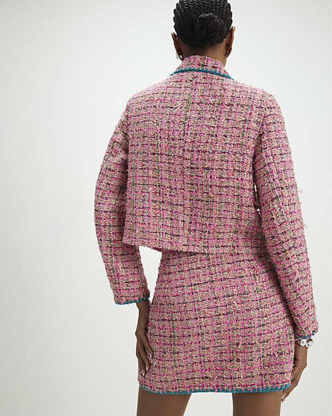 Rosa boucléjacka med whipstitch-sömmar