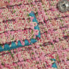 Rosa boucléjacka med whipstitch-sömmar