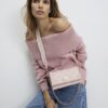 Rosa crossbody-väska med präglat monogram