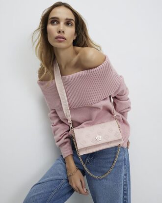 Rosa crossbody-väska med präglat monogram