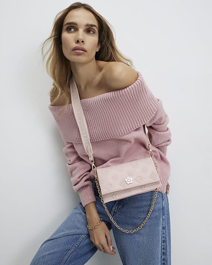 Rosa crossbody-väska med präglat monogram