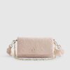 Rosa crossbody-väska med präglat monogram
