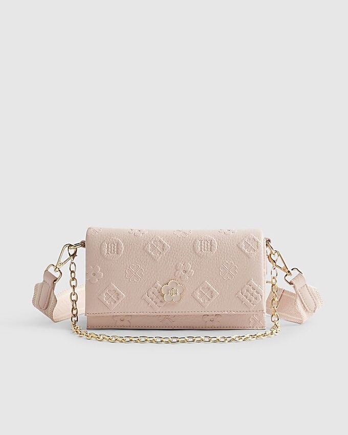 Rosa crossbody-väska med präglat monogram