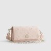Rosa crossbody-väska med präglat monogram