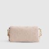 Rosa crossbody-väska med präglat monogram