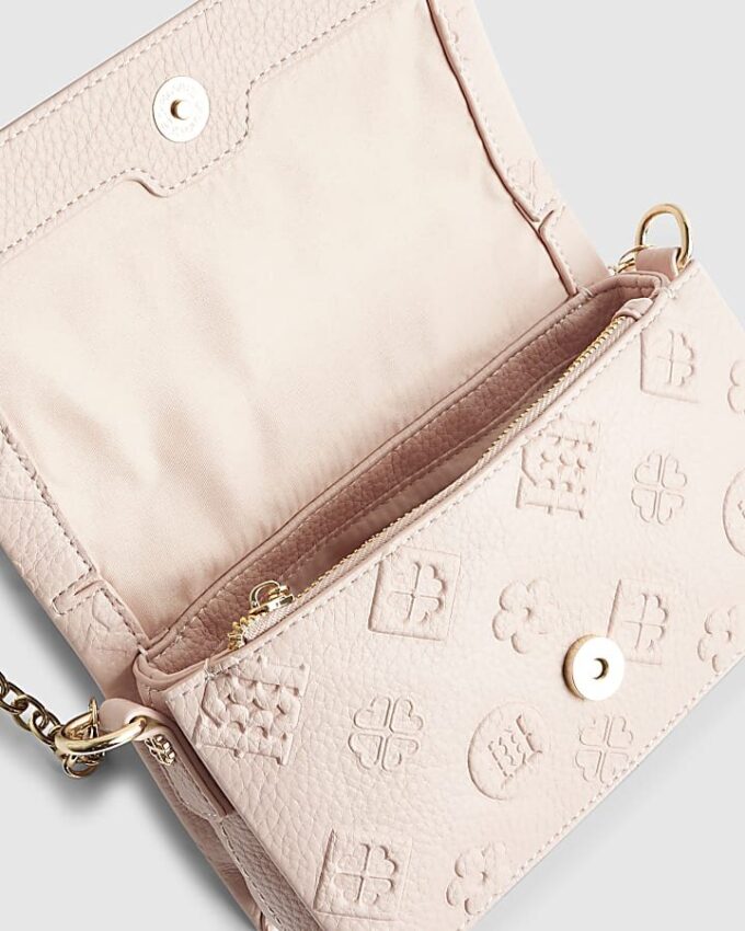 Rosa crossbody-väska med präglat monogram