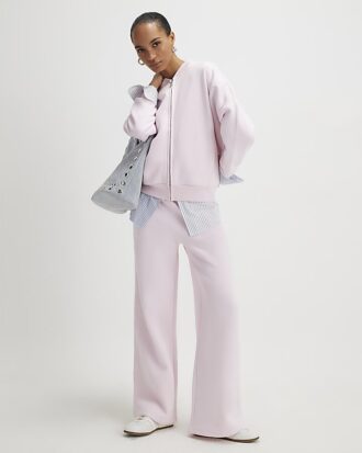 Rosa joggingbyxor med vida ben