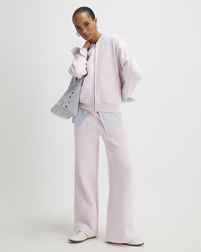 Rosa joggingbyxor med vida ben