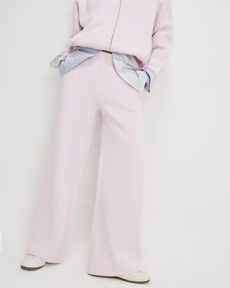 Rosa joggingbyxor med vida ben
