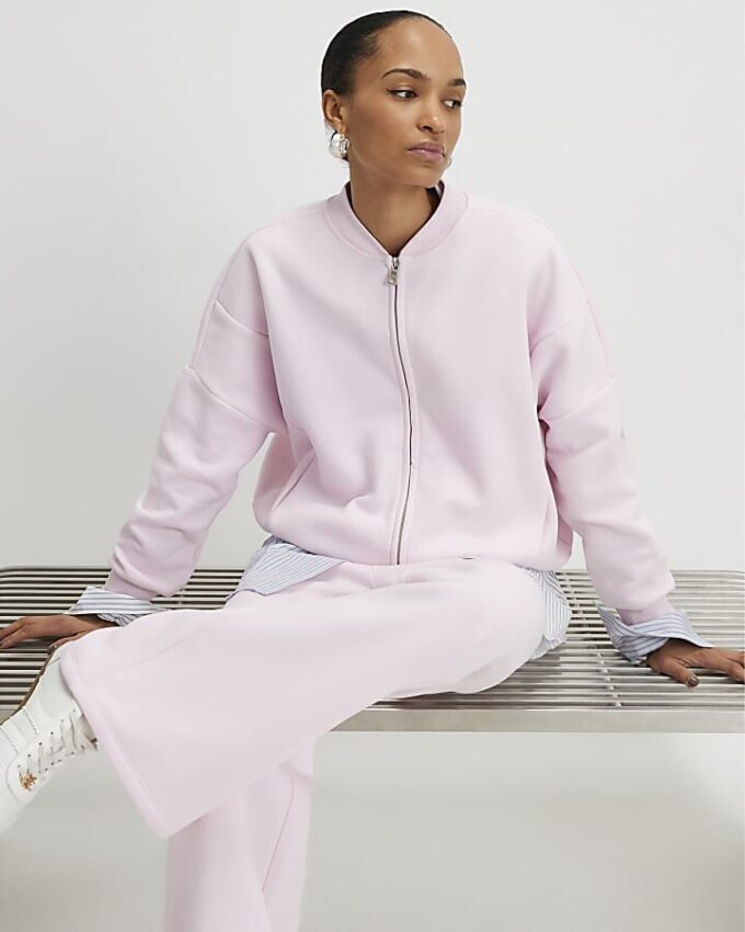 Rosa joggingbyxor med vida ben