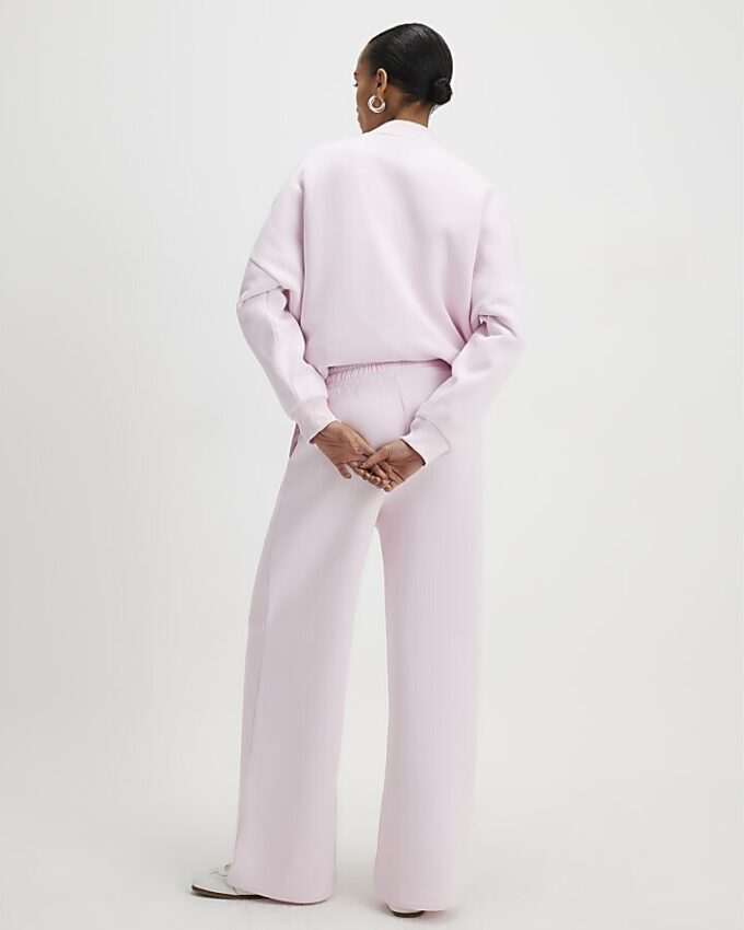 Rosa joggingbyxor med vida ben