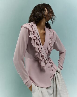 rosa lngrmad blus med volanger 1 330x413 - Rosa l&aring;ng&auml;rmad blus med volanger