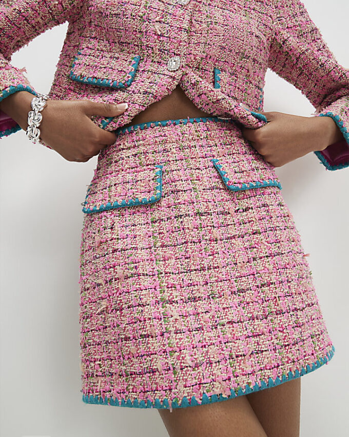 Rosa minikjol i bouclé med whipstitch