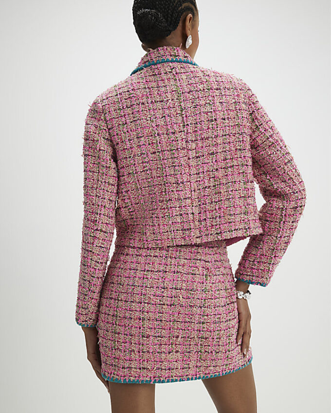 Rosa minikjol i bouclé med whipstitch