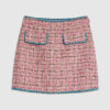 Rosa minikjol i bouclé med whipstitch