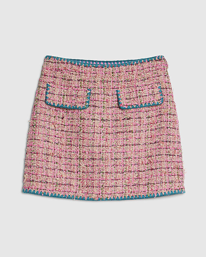 Rosa minikjol i bouclé med whipstitch