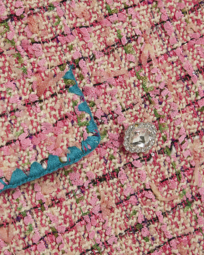 Rosa miniklänning med krage och bouclé-stickning
