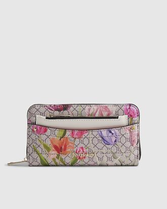 Rosa plånbok med monogram och blommönster på framsidan